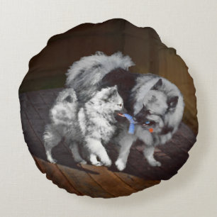 Cojín Redondo Pintado Keeshond Playtime - Arte Perro Original.
