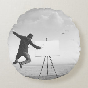 Cojín Redondo pintor surrealista de arte blanco y negro dibujand