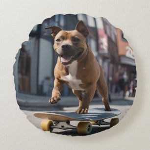 Cojín Redondo Pista de skateboard: Un Staffy en movimiento