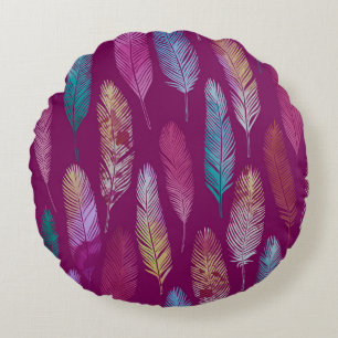 Cojín Redondo Plumas coloridas: patrón de fondo morado.