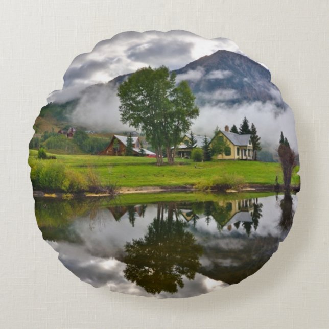 Cojín Redondo Poca casa en niebla en el lago (Anverso)