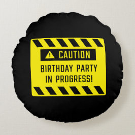 Cojín Redondo Precaución Partido de Cumpleaños En Curso Rótulo