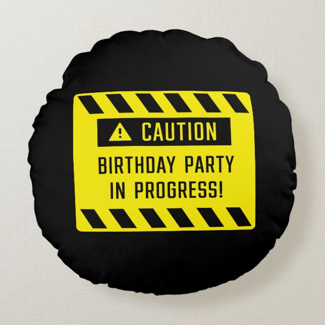 Cojín Redondo Precaución Partido de Cumpleaños En Curso Rótulo (Anverso)