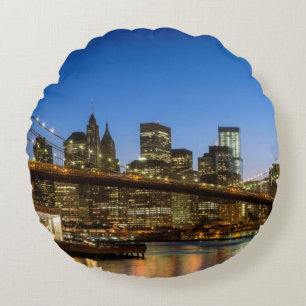 Cojín Redondo Puente de Manhattan y de Brooklyn en la oscuridad