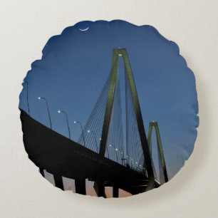 Cojín Redondo Puente del Jr. de Arturo Ravenel en la oscuridad