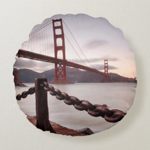 Cojín Redondo Puente Golden Gate contra las montañas