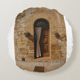 COJÍN REDONDO PUERTA DE MADERA MARRÓN EN UNA PARED DE LADRILLO M