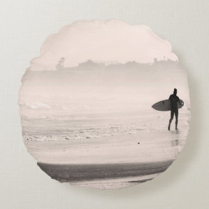 COJÍN REDONDO PUNTO DE MADERA MARRÓN EN EL CUERPO FRENTE DEL AGU