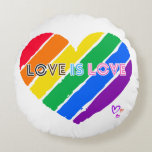 Cojín Redondo Rayas arcoiris colores el amor al corazón es el co<br><div class="desc">Las rayas arcoiris colorean el amor al corazón es amor por el cojín redondo blanco.</div>