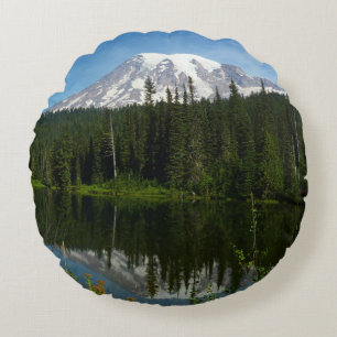 Cojín Redondo Reflejo del lago del Monte Rainier con flores silv