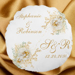 Cojín Redondo Regalo Boda con logotipo de monograma floral dorad<br><div class="desc">Boda de regalo de almohada redonda con el logotipo de monograma floral de invierno dorado. Gran regalo para recién casados y sus seres queridos. Nombres de novios fáciles de personalizar,  iniciales y fecha de boda. ¡Descúbrelos!</div>