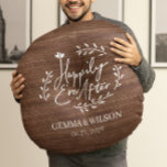 Cojín Redondo Regalo de Boda personalizado de floral de madera r<br><div class="desc">Impreso de boda rústico de madera oscura regalo de diseño de almohadas redondas que presenta las palabras felizmente siempre después en un guión único rodeado de hojas de laurel simples con nombres y fechas de boda para que usted las pueda personalizar.</div>