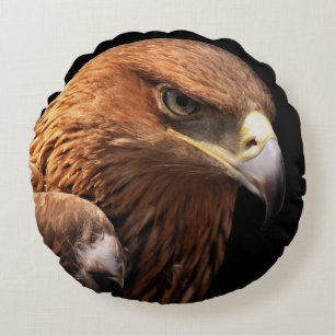 Cojín Redondo Retrato de Eagle aislado en negro