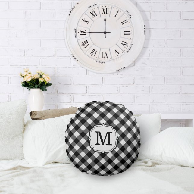 Cojín Redondo Retro Elegant Personalized Gingham Throw Pillows (retro elegant personalized black and white gingham check pillow)