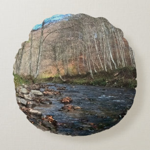 Cojín Redondo Río de Montaña en Otoño – Naturaleza Salvaje Ruman