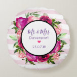 Cojín Redondo Rosa rosa y amapola floral Sr. y Sra. Boda<br><div class="desc">Una almohada redonda conmemorativa boda. El texto dice que el Sr. y la Sra. con su apellido personalizado y su cita boda, con un corazón rosado. La parte posterior tiene la letra monograma del apellido. Diseñado con un ramo de flores compuesto por rosas rosa claro y adornos rosa oscuro con...</div>