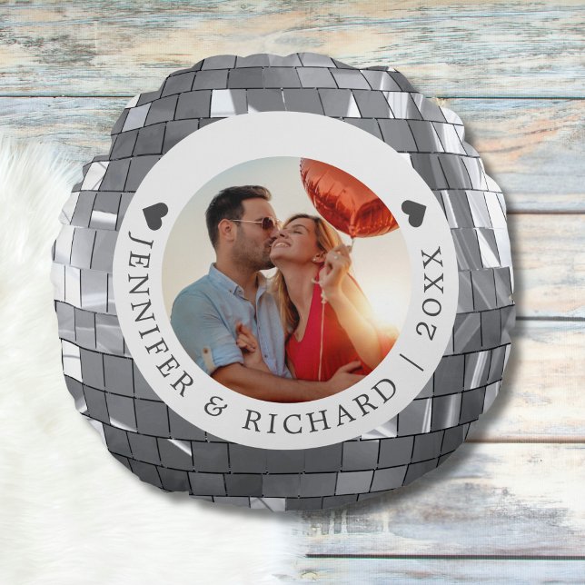 Cojín Redondo Round Silver Disco El día de San Valentín Photo (Round Silver Disco Valentine's Day Photo Round Pillow)