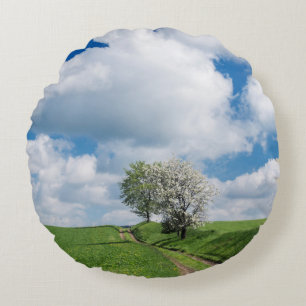 Cojín Redondo Ruta sucia y árboles de manzana