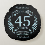 Cojín Redondo Sapphire 45º aniversario del boda tradicional<br><div class="desc">Un diseño para celebrar los 45 años de matrimonio. El diseño tiene un diseño de laurel azul (color tradicional) de color negro. El zafiro es el regalo tradicional para esta ocasión. El texto dice el aniversario de Sapphire con 25 años. Un diseño romántico para celebrar tu 25 aniversario de matrimonio....</div>