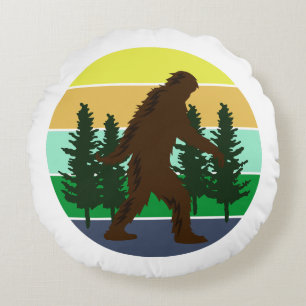 Cojín Redondo Sasquatch Believer   Pie grande del atardecer