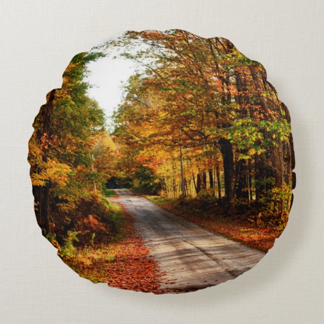 Cojín Redondo Sendero de madera con follaje de otoño (Anverso)
