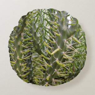 Cojín Redondo "Sentineles verdes: La rapaz Majestad de Cactus