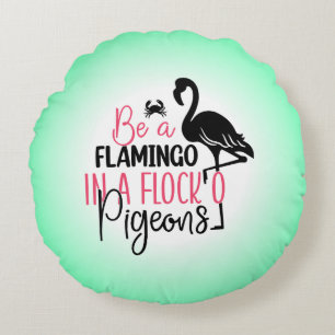 Cojín Redondo Ser un flamenco en una bandada de palomas