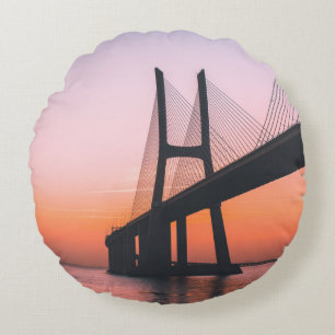 COJÍN REDONDO SILHOUETTE DE PUENTE BAJO CIELO CLARO