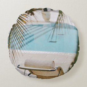 Cojín Redondo Sillón marrón y negro al lado de la piscina en t