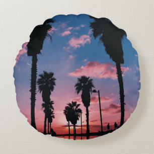 Cojín Redondo Silueta de árbol bajo un cielo nublado