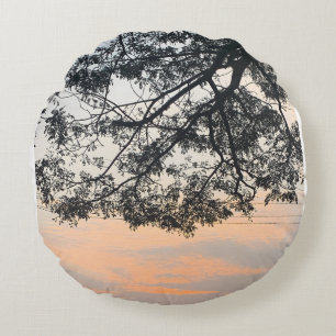 Cojín Redondo Silueta de árbol estético contra puesta de sol pas
