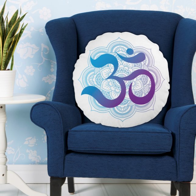 Cojín Redondo Símbolo morado y azul Om Mandala Flor blanco (White Round Pillow with Blue and Purple Om Symbol and an Indian Lotus Flower Icon on a Blue Chair)