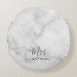 Cojín Redondo Sr. y Sra. | Elegante escritura moderna de mármol<br><div class="desc">"Mr. and Mrs." Elegante Marble Blanco Guión moderno Regalo de pareja personalizado Perfecto como regalos de boda para recién casados,  regalos de aniversario boda,  regalos El día de San Valentín y regalo para cualquier ocasión.</div>