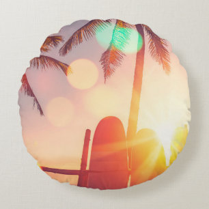 Cojín Redondo Surfboard y palmera en la playa doble exposición c