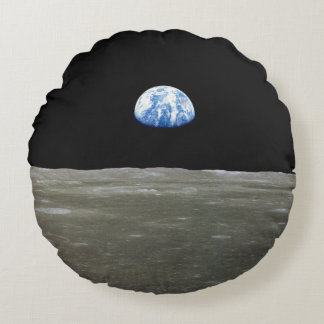 Cojín Redondo Tierra desde la luna en el espacio negro: Surco
