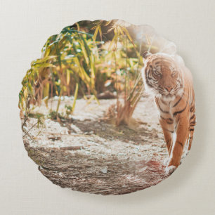 COJÍN REDONDO TIGRE MARRÓN EN GESTO DE CAMINO