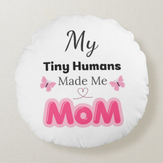 Cojín Redondo Tiny Humans Made Me Mom Modern Pink Design – Styli