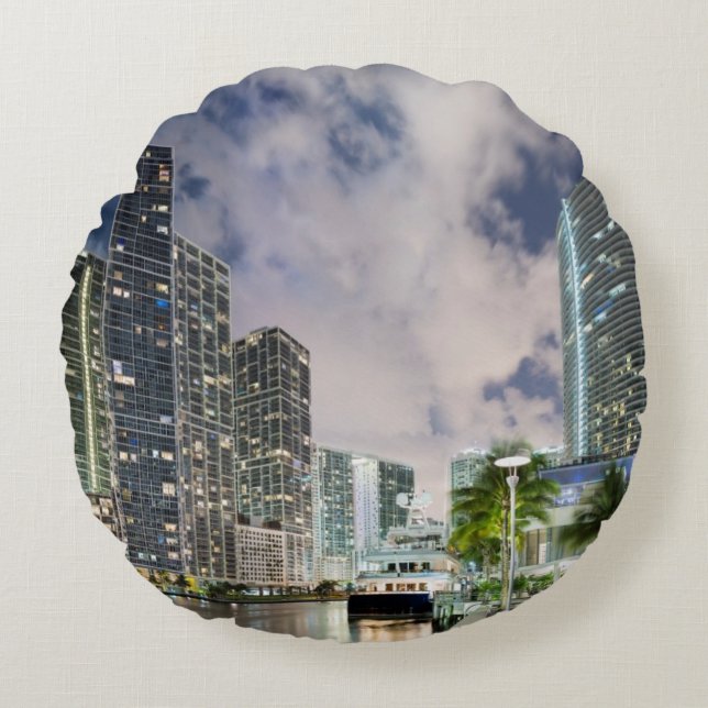 Cojín Redondo Torres iluminadas en la costa del río de Miami (Anverso)
