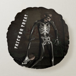 Cojín Redondo Trick or Treat. Man dressed as skeleton