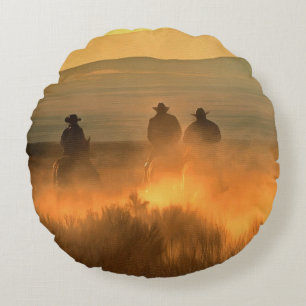 Cojín Redondo Trío de Vaqueros: Gallop de fondo montañoso.