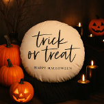 Cojín Redondo Truco Y Tratamiento Mínimo Modernos | Feliz Hallow<br><div class="desc">Truco Y Tratamiento Mínimo Modernos | Feliz Halloween</div>
