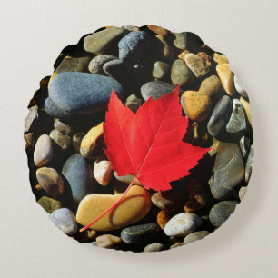 Cojín Redondo Una hoja de arce sobre fondo rocoso