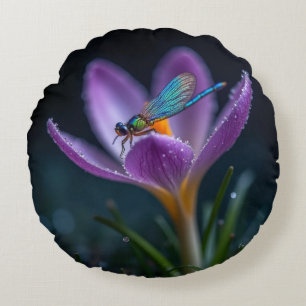 Cojín Redondo Una libélula en una flor de crocus