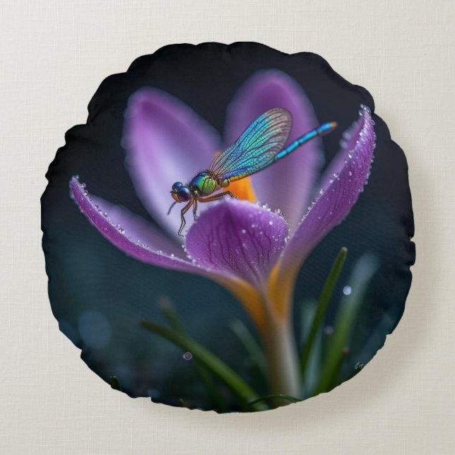 Cojín Redondo Una libélula en una flor de crocus (Anverso)
