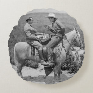 Cojín Redondo Vaquero y empresario jugando damas a caballo