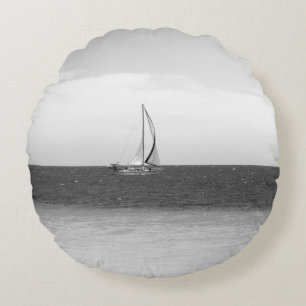 Cojín Redondo Vela en el Mar Caribe por arte.