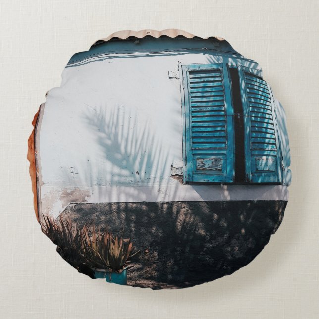 COJÍN REDONDO VENTANAS AZULES ABIERTAS AMUEBLADAS (Anverso)