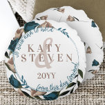 Cojín Redondo Vintage Rosas Verde azulados beige botánicos Boda<br><div class="desc">Una almohada botánica con una corona verde azulada y beige subió es un gran regalo para los recién casados. El diseño de los rosas de jardín es perfecto para una boda de primavera. Las viñas verdes y frondosas rodean la frontera con hermosos rosas verde azulados verdes y beige.</div>