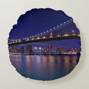 Cojín Redondo Vista del puente de Manhattan en la noche
