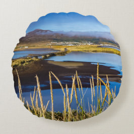 Cojín Redondo Vista sobre Saudarkrokur y Skagafjordur, Islandia